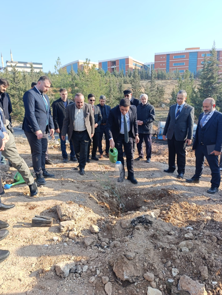 İklim değişikliği ve kuraklıkla mücadele topluluğu öğrencilerimiz fidan dikim programına katıldı